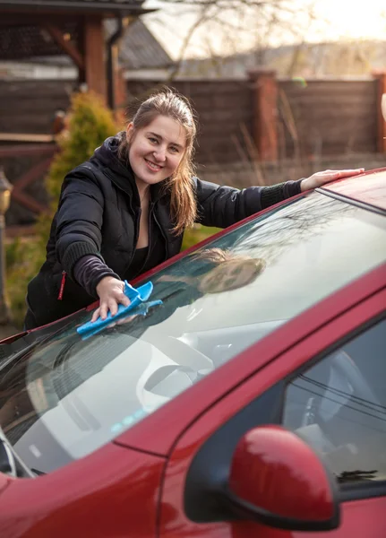 Ritratto di donna lavare parabrezza auto — Foto Stock