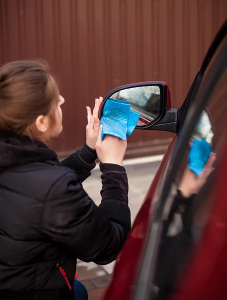 Ritratto di donna pulizia specchio auto — Foto Stock