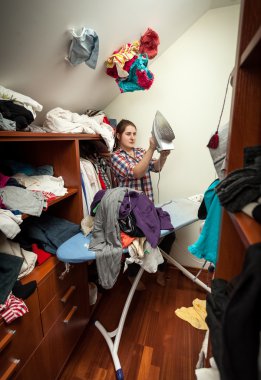 ev kadını kıyafetleri uçan gelen demir ile korunması