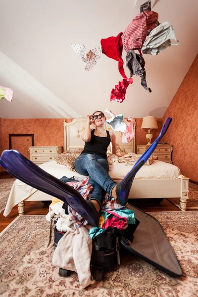 Woman getting ready for vacation on sea — Stock Photo, Image