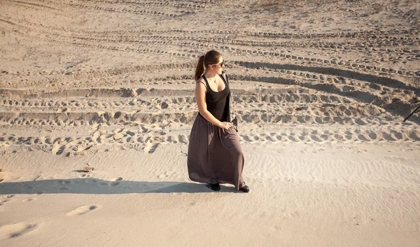 Lonely woman standing on sand dune — Stock Photo, Image