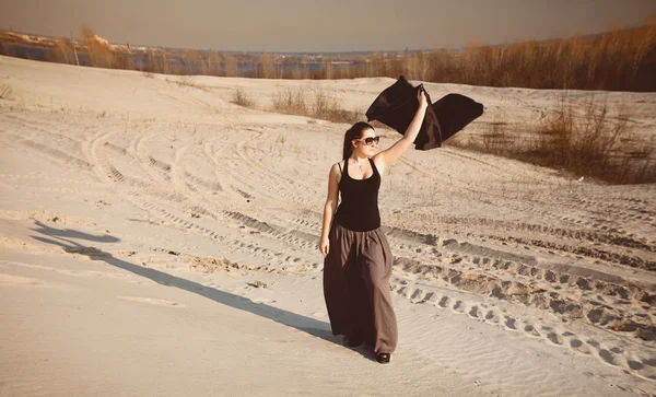 Mujer posando en el desierto con tela negra — Foto de Stock