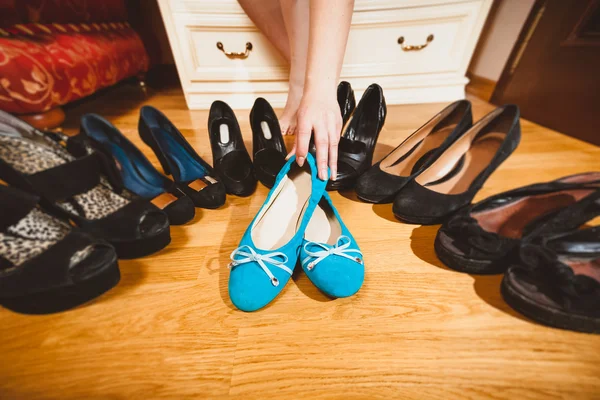 Žena výdeje balet byty místo vysoké podpatky — Stock fotografie