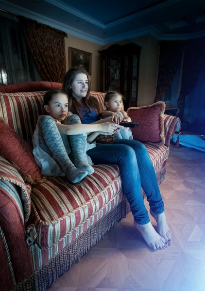 Anne ile iki kızı gece korku filmi izlerken