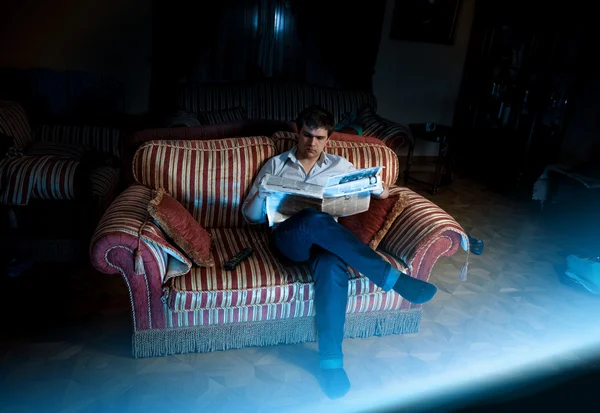 Элегантный мужчина смотрит телевизор на диване ночью — стоковое фото
