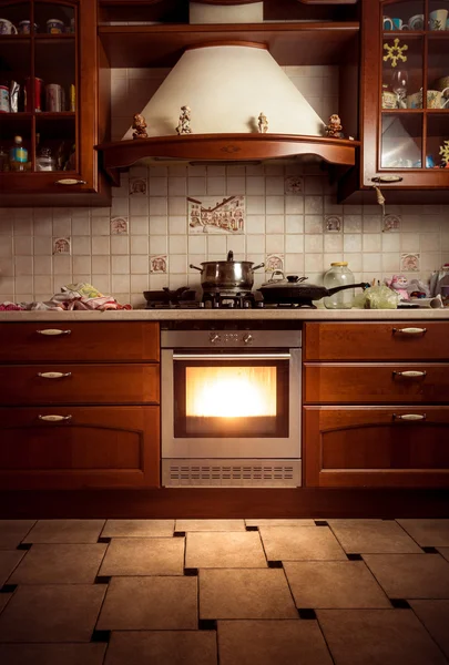 Egy üres keret fekete alapon piros szívek熱いオーブンでカントリー スタイルのキッチンの写真 — ストック写真