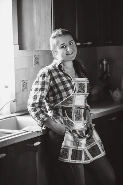 Retrato de ama de casa sonriente en delantal — Foto de Stock