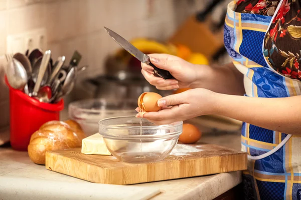 Photo of woman cracking egg with knife — Stock Photo, Image