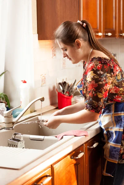Retrato de mulher lavar pratos na cozinha — Fotografia de Stock