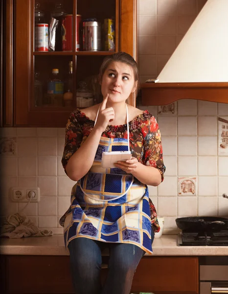 Портрет домохозяйки, помнящей рецепт блюда — стоковое фото