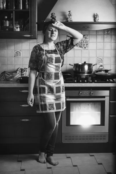 Foto de dona de casa cansada em pé na cozinha — Fotografia de Stock