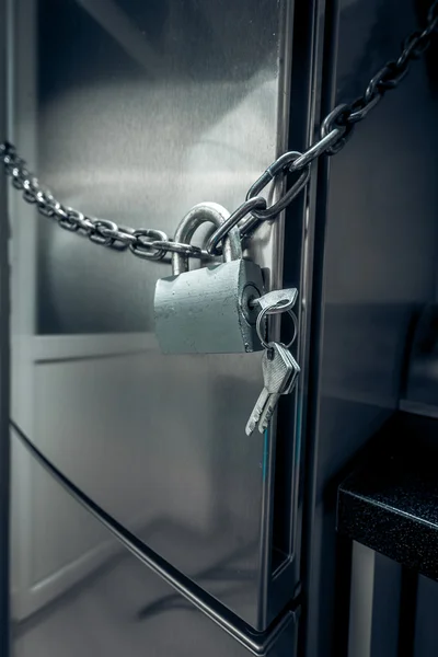 Foto da geladeira bloqueada por corrente e fechadura de metal — Fotografia de Stock