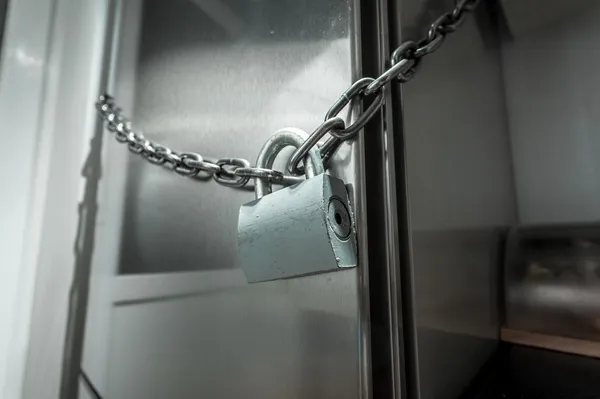 Photo of refrigerator locked with chain — Stock Photo, Image