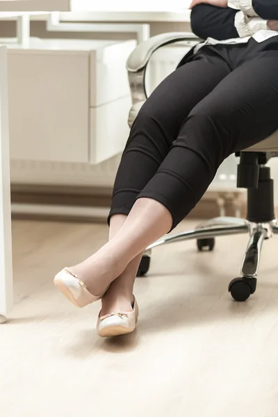 Foto van zakenvrouw dragen comfortabele ballet flats — Stockfoto