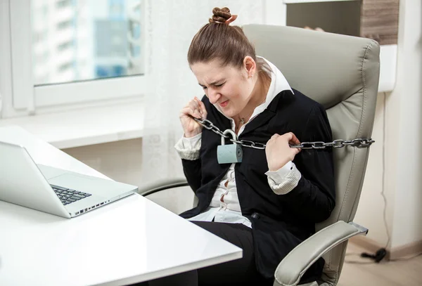 bağlı iş kadını zincirlenmiş metal parçalıyor 