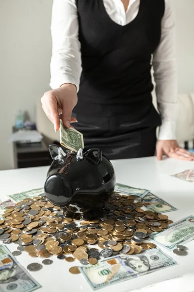 돼지 moneybox에 달러를 삽입 하는 여자의 사진 — 스톡 사진