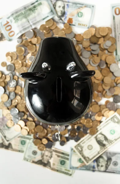 검은 돼지 저금통의 동전 더미에의 사진 — 스톡 사진
