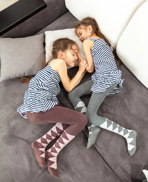 Duas meninas gêmeas dormindo no sofá — Fotografia de Stock