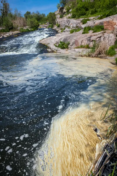 Πολύ βρώμικο νερό στο ποτάμι βουνό. φυσική καταστροφή. — Φωτογραφία Αρχείου
