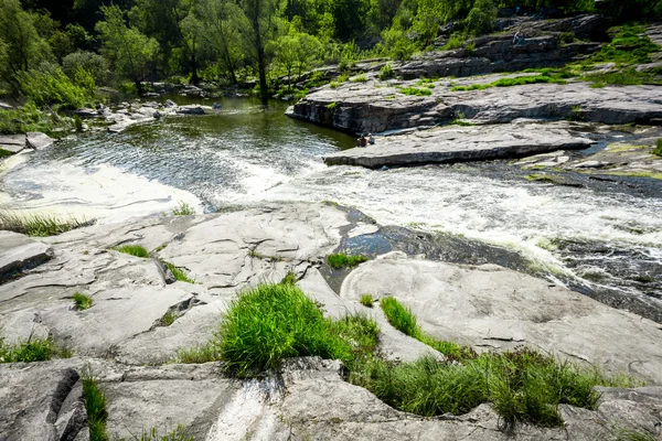 Rivières de montagne rapides et de grands rochers — Photo
