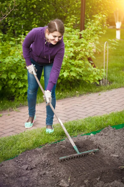 Working on garden bed at sunny day — Stock Photo, Image