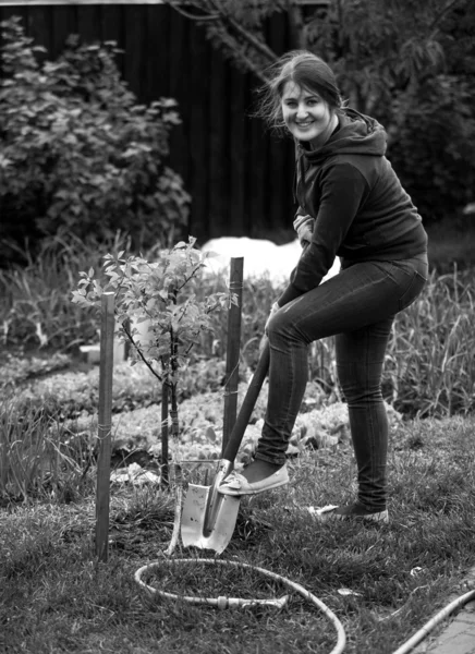 Photo of woman working on garden bed with shovel — Stock Photo, Image