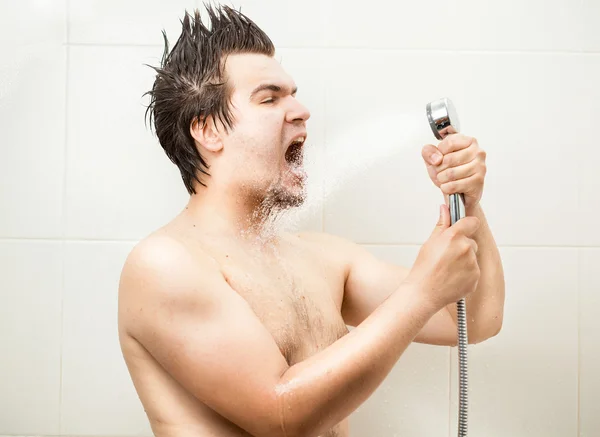Gracioso hombre cantando en ducha — Foto de Stock