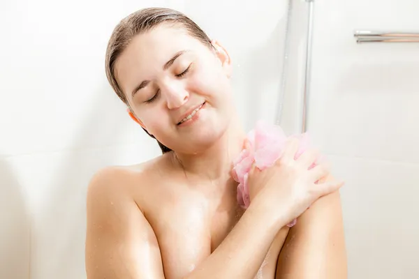 Portrait of serene brunette woman relaxing in shower — Stock Photo, Image