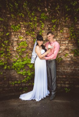 evli çift eski tuğla duvara sarılma