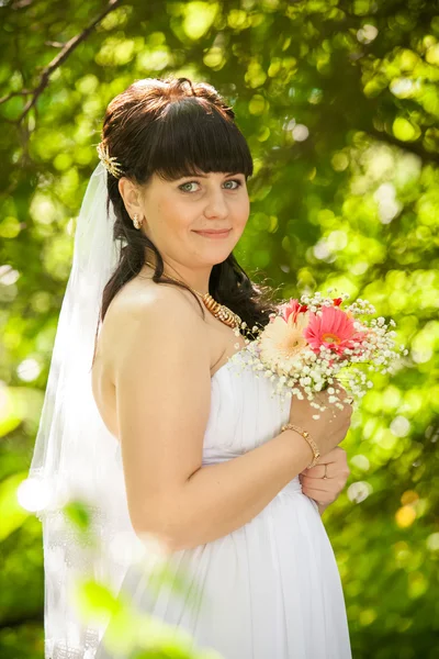 Retrato de linda novia morena en el parque de verano —  Fotos de Stock