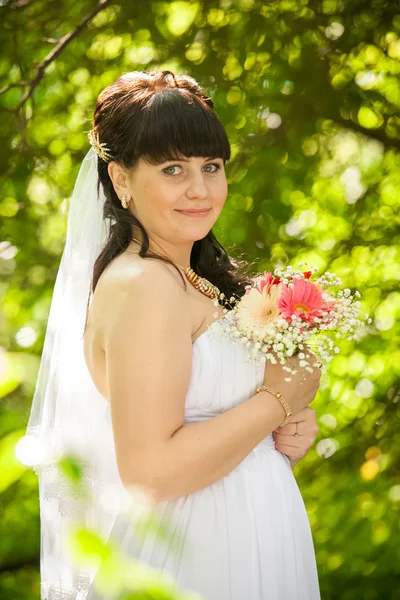 Portret ładny panna młoda brunetka w lato park — Zdjęcie stockowe