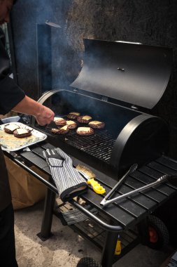 adam mermer Barbekü Burger için et pişirme