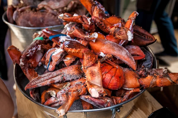 Frozen lobster claws in metal bucket at restaurant — Stock Photo, Image