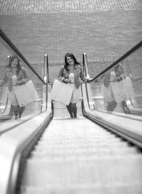 siyah beyaz fotoğraf gülümseyen alışveriş kadın