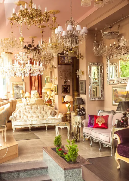 Interior clássico francês com espelhos, lâmpadas e sofás — Fotografia de Stock