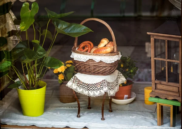 Photo de petits pains dans le panier décoratif sur la table — Photo