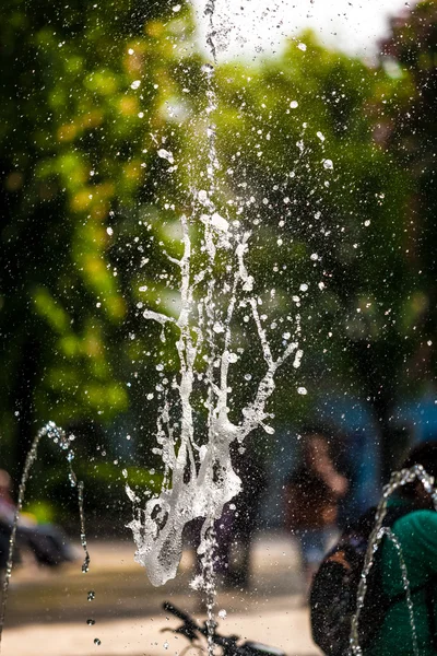 Speed photo of fountain in park at hot summer day — Stock Photo, Image