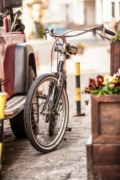 Foto de bicicleta vintage estacionada na rua velha — Fotografia de Stock