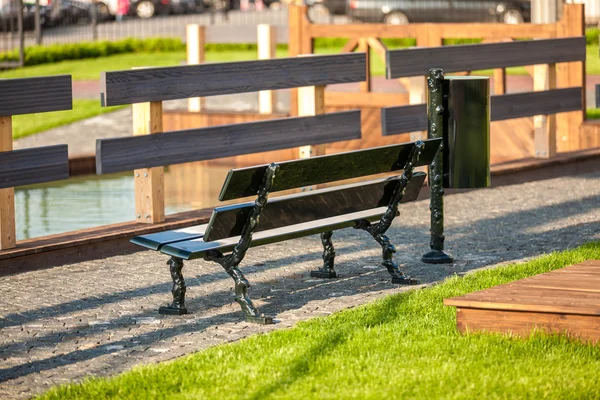 Foto del banco en el parque cerca del río — Foto de Stock