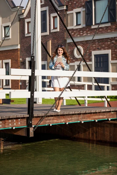 Женщина стоит на европейском деревянном мосту — стоковое фото