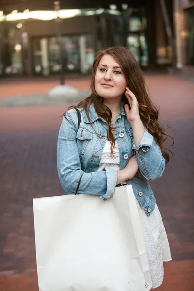 Potret wanita cantik dengan tas belanja di jalan — Stok Foto