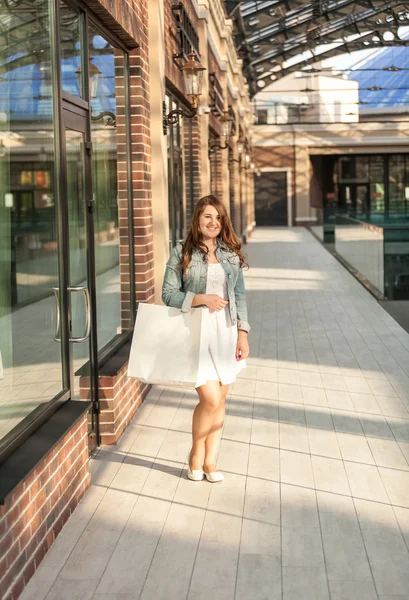 Женщина шопоголик ходить в торговый центр с сумкой — стоковое фото