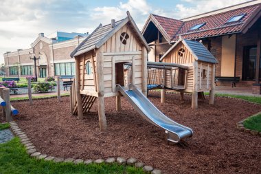 Parque infantil de madeira grande, em shopping centerbüyük ahşap Bahçesi alışveriş merkezi