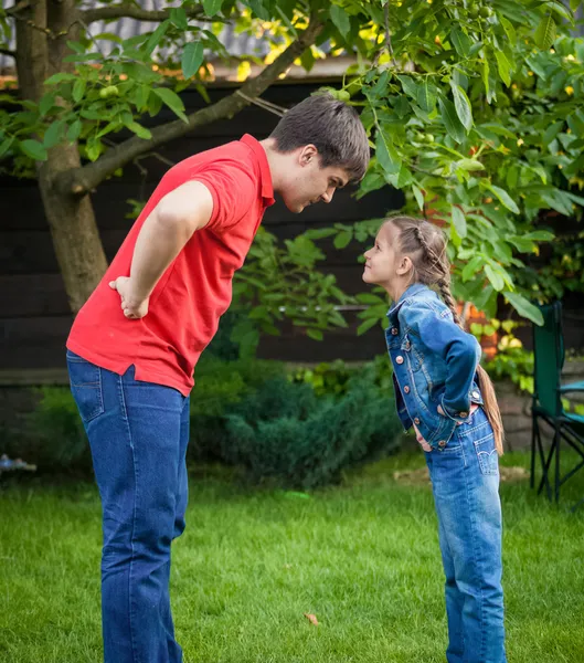 Wütender Vater und Tochter schauen einander an — Stockfoto