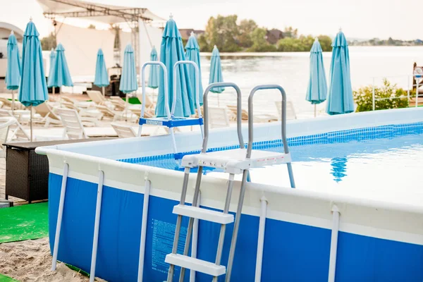 Piscine gonflable avec cadre métallique sur la plage — Photo