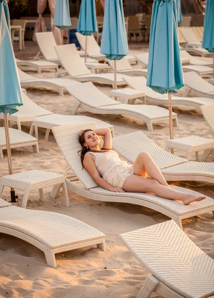 Elegant woman relaxing on beach at hotel resort — Stock Photo, Image