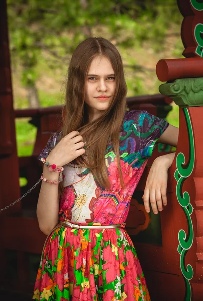 Portret van een jonge vrouw met lang haar op alkoof — Stockfoto