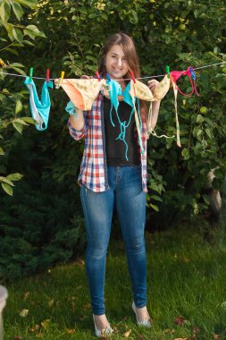 kadın mayolar Garden clothesline üzerinde asılı