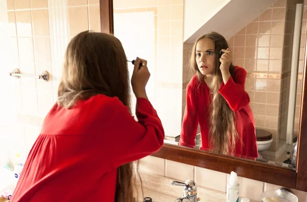 Flicka som låtsas vara en vuxen och gör makeup — Stockfoto