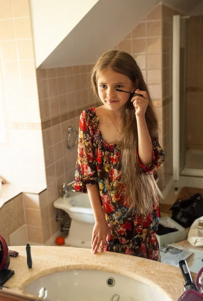 Mädchen Anwendung von Wimperntusche im Badezimmer — Stockfoto